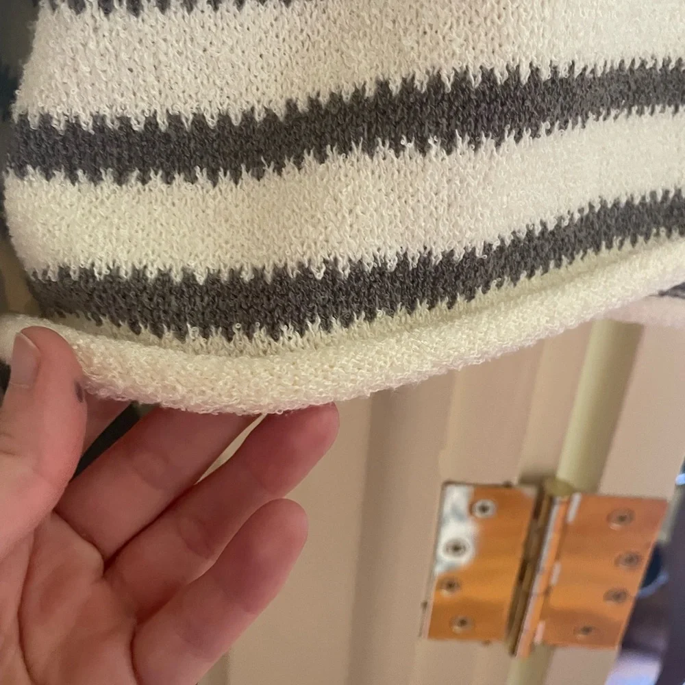 White and gray cropped sweater - Picture 6 of 8